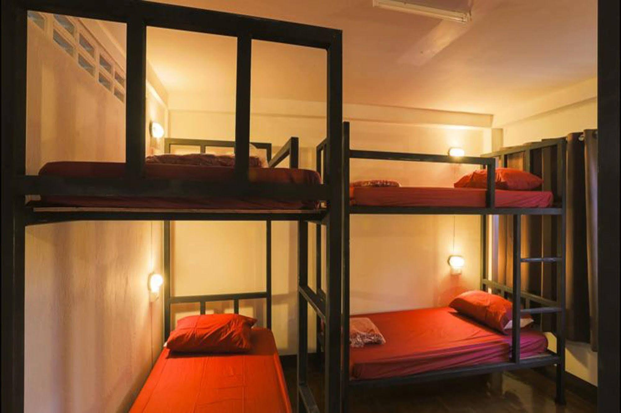 Cham Cha Hostel チエンマイ エクステリア 写真